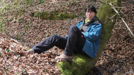 Referentin Annette Born an einem ihrer Lieblingsbäume im Stettener Wald, sie gab im Rahmen der Gesundheitswoche einen Kurs im „Waldbaden“. 