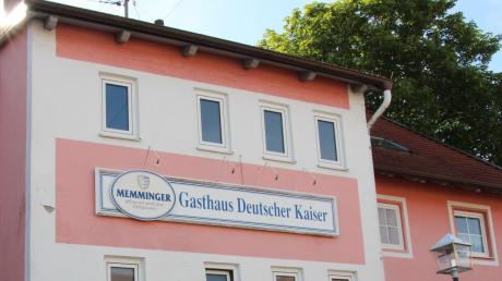 Das Traditionsgasthaus „Deutscher Kaiser“ stand früher dort, wo heute das  neue Dorfgemeinschaftshaus in Amberg steht. 