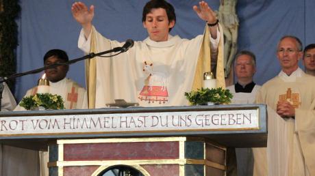 Helmut Wißmiller am Altar. Der ehemalige Bankkaufmann widmet sich nun der Verkündigung des Wortes Gottes. 