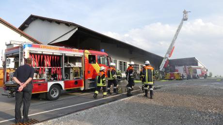 Die Drehleiter aus Mindelheim half der großen Rettungsmannschaft mit 74 Feuerwehrleuten, den fiktiven Brand in der Maschinenhalle in Erisried von oben zu bekämpfen.  	