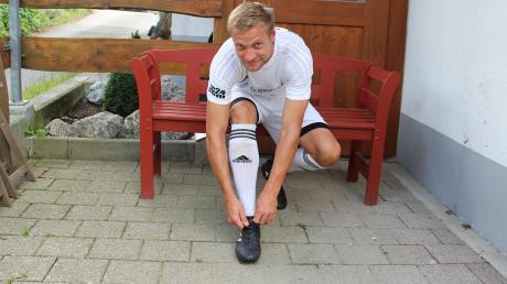 Es geht wieder los! Am Sonntag schnürt Reinhold Haar seine Fußballschuhe für den TSV Kammlach. Dabei will der 30-Jährige an seine Leistungen in der vergangenen Saison anknüpfen: Mit 23 Toren wurde er Torschützenkönig. Foto: Scheitle