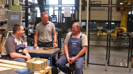 Betriebsleiter Christian Selig (Mitte) im Gespräch mit Metallverarbeiter Jochen Zugmaier (links) und Schweißer Manfred Moser (rechts).