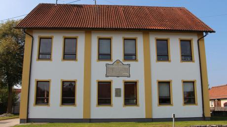 Die Fassade des Markt Walder Rathauses wurde gestrichen und die Christoph-Scheiner-Gedenktafel restauriert. 