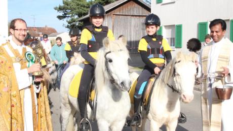 Kaplan Thomas Kleinle (links) und Pater Geesan Ponthempilly segneten die Rösser und ihre Reiter, darunter zahlreiche Kinder mit ihren Ponys. 