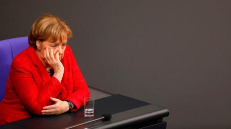 Bundeskanzlerin Angela Merkel: Der Nimbus der Unangreifbarkeit, den ihr zeitweise sogar die politische Konkurrenz attestiert hat, ist dahin. 