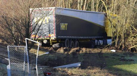 Im Gebüsch neben der Autobahn zwischen Stetten und Mindelheim endete gestern die Fahrt dieses Lastwagens. Der Fahrer wurde leicht verletzt. 	
