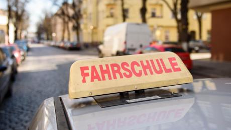 Gegen einen 54-Jährigen hat das Amtsgericht Günzburg eine Bewährungsstrafe wegen zweifachen Betruges verhängt. 