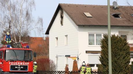 In Türkheim ist eine Dachgeschoss-Wohnung in Brand geraten. Dabei wurde ein 40 Jahre alter Mann schwer verletzt.