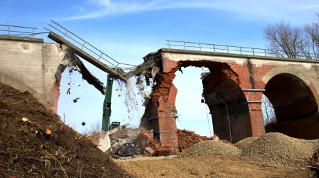Die Abbrucharbeiten für das Viadukt in Stetten.