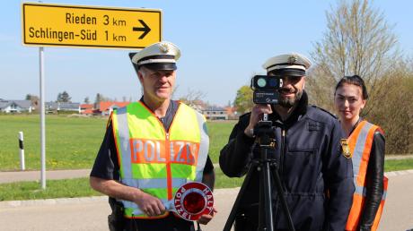 Die Polizeioberkommissare Siegfried Lenzgeiger (links) und Jürgen Stechele sowie Praktikantin Nadine Rothermel haben die Autofahrer auf der Staatsstraße bei Schlingen kontrolliert. 