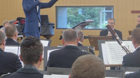 Markus Peter dirigiert das Musikkorps der Bundeswehr. Das Konzert war zugleich der Abschluss seines Masterstudiums Blasorchesterleitung. 	