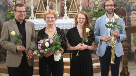 Neben Blumen gab es für die Künstler des Rasso-Konzertes auch den verdienten Applaus. Das Foto zeigt von links: Bernhard Brosch, Hermine Eicke, Silvia Berchtold und Christian Elin.  	