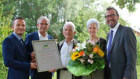 Markt Walds Altbürgermeister Helmut Hartmann (Mitte) wurde zum ersten Ehrenmitglied der Regionalentwicklung Stauden (RES) ernannt. Erste Gratulanten waren seine Partnerin Edeltraud Horn, sowie (von links) die Bürgermeister Peter Wachler (Markt Wald), Peter Ziegelmeier (Fischach) und Robert Sturm (Ettringen). 
