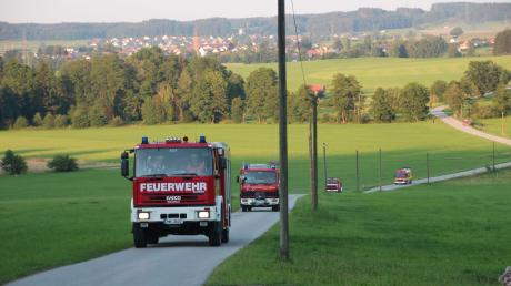 Kurz nach Alarmierung brausten die ersten Feuerwehrfahrzeuge mit Martinshorn in den Weiler Walchs bei Apfeltrach und versetzten den idyllischen Ort in einen wahren Schauplatz. 