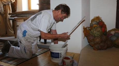 Malermeister Karl Dechmann schwingt auch mit 80 Jahren noch den Pinsel bei diversen Malerarbeiten im Museum und auch sonst ist er immer eine helfende Hand bei allem, was ansteht. 