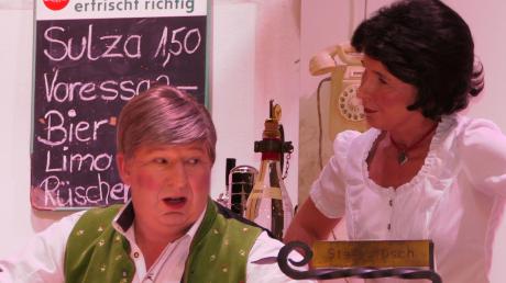 Die Wirtsleute Lies (Heidi Büchele) und Sepp (Gerhard Rogg) streiten sich schon wieder. Auch Gichtzehen spielen dabei eine Rolle.