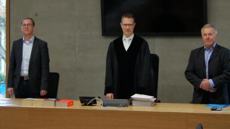Das Schöffengericht am Amtsgericht Memmingen unter Vorsitz von Amtsrichter Nicolai Braun (Mitte) sprach gestern das Urteil im Prozess um den „Türkheimer Steuerskandal“: Der Angeklagte wurde zur einer Bewährungsstrafe von elf Monaten verurteilt.