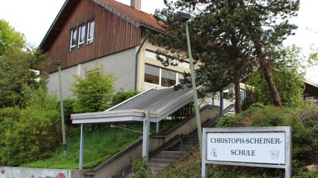 Ein Unbekannter soll mindestens zwei Schülerinnen der Christoph-Scheiner-Schule in Markt Wald und zwei weitere Mädchen angesprochen haben.