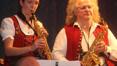 Larissa Strodl und Klaus-Jürgen Herrmannsdörfer beeindruckten mit ihren Saxofonen bei „Over the rainbow“ 
