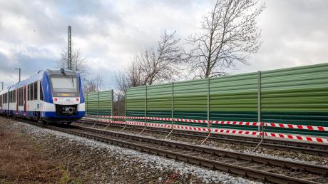 Im Buchloer Stadtgebiet hat die Bahn bereits Wände für den Lärmschutz entlang der Gleise errichtet.  	