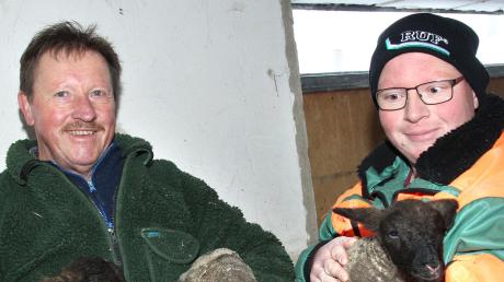 Stolz zeigen Anton und Andreas Waigel die niedlichen Drillinge, die in ihrem Schafstall in Bronnen zur Welt gekommen sind. 	