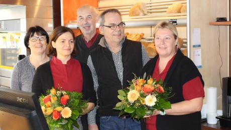 Blumen gab es für die Betreiberinnen Maria Ebner (2. von links) und Alexandra Dittrich (re.) von Bürgermeister Jürgen Tempel (2. von rechts) zum Start des neuen Dorfladens von Breitenbrunn. Elisabeth Kugler-Mayr (li.) und ihr Mann Ernst Mayr (3.v.l.) sorgen für die Backwaren. 	