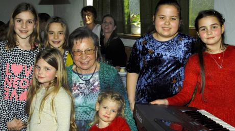 Im Kreise ihrer Familie und zahlreicher Gratulanten feierte Fanny Baumeister ihren 90. Geburtstag. Die sechs Urenkelinnen überraschten sie mit einem gemeinsamen Lied. 	