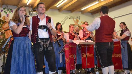 Rekordverdächtig waren die rund fünfzig Musikstücke, die der Musikverein beim Bockbierfest auf dem Programm hatte. Unser Bild zeigt links das Gesangsduo Michaela Dreher und Dietmar Fröhlich. 