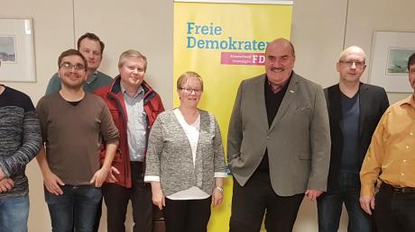 Die Unterallgäuer FDP hat einen neuen Vorstand gewählt. Das Bild zeigt (von links): Michael Veit, Mike Hammermayer, Kevin Bahner, Steffen Metzner, Marita Popp, Bernhard Mohr, Marcel Mundinar und Manfred Niedoba. 	