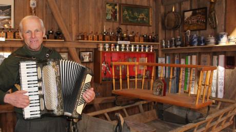 Anton Riederle aus Tussenhausen ist begeisterter Musiker. In einer alten Scheune am Bauernhof hat er ein Heimatmuseum eingerichtet. 