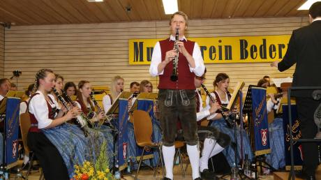 Manfred Simon glänzte bei „Klarinettistenfreude“ mit einem bemerkenswerten Solo beim Jahreskonzert des Musikvereins Bedernau in der Sporthalle und erntete tosenden Applaus. 	