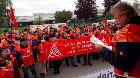 Dem Aufruf der IG Metall zum Warnstreik sind bei der Firma Wanzl in Kirchheim gestern rund 250 Mitarbeiter gefolgt. 	