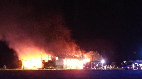 In Türkheim brannte eine Maschinenhalle nieder. Die Kripo ermittelt wegen des Verdachts der Brandstiftung. 