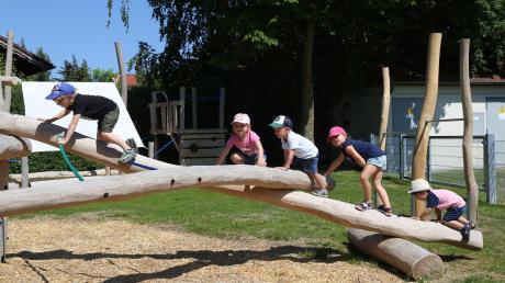 Zahlreiche Klettermöglichkeiten erfreuen künftig die jungen Einwohner von Dirlewang auf dem Abenteuerspielplatz. Gleich nach der offiziellen Eröffnung eroberten die Mädchen und Buben die vielseitigen Spielmöglichkeiten. 	