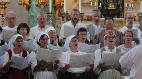 Der Projektchor hatte extra zum historischen Fest in Markt Wald die „Missa festiva“ von Christopher Tambling einstudiert. Gemeinsam mit dem Duo „Saitenspuren“ präsentierten die Sänger das Werk in der Kirche. 	