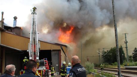 Meterhoch schlugen die Flammen aus den Lagerhallen der Firma Weikmann am Mindelheimer Bahnhof. 160 Feuerwehrleute waren stundenlang im Einsatz, den Großbrand unter Kontrolle zu bringen.  	