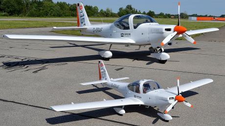 Das Flugmodell und das Original des Grob-Aircraft-Fliegers.