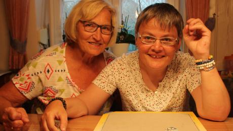 Sandra Miller (rechts) puzzelt für ihr Leben gerne und liebt Schmuck. Im Alltag ist die 42-Jährige auf die Hilfe ihrer Mutter Amalie angewiesen. 	