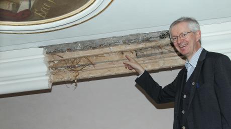 Pfarrer Josef Beyrer zeigt in der Kirche St. Martin in Breitenbrunn die aufgeschnittene Stuckleiste. 	