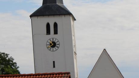 Auch ohne ausgewiesenes Augenmaß ist leicht zu erkennen, dass der Köngetrieder Kirchturm Schieflage hat – und zwar gleich in zwei Richtungen. 	