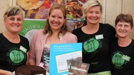 Silvia Schlögel (links) sowie Christina Schilcher und Bettina Eder (von rechts) von „Die Hauswirtschafterei“ gratulierten Barbara Dietmaier aus Oberneufnach zum 1. Platz beim Rezeptwettbewerb. 	