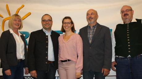 Claudia Nägele (links), Robert Schmid und Michael Hartmann (von rechts) präsentieren den Bürgermeisterkandidaten der Freien Wähler, Ralf Wohlfahrt. Zu den ersten Gratulanten gehörte seine Frau Lisa. 	