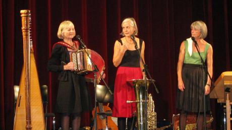 Die drei Well-Schwestern Burgi, Bärbi und Moni begeistern mit ihrem musikalisch-politischen Kabarett. Im Mindelheimer Stadttheater gab es für die Wellküren wieder großen Beifall. 	