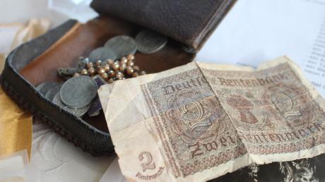 Eine Geldbörse mit ein paar Münzen, einem Rosenkranz und zwei Rentenmark als Geldschein: Diese Habseligkeiten sind von dem vermissten Michael Dietmayer an die Familie nach Eppishausen zurückgeschickt worden.
