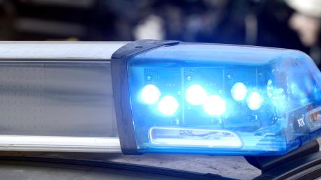 In Wullenstetten ist ein geparktes Auto angefahren und beschädigt worden. Die Polizei Weißenhorn sucht mögliche Zeuginnen und Zeugen. 