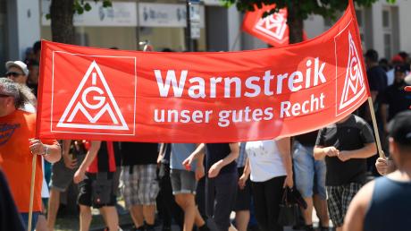 Bei sommerlichen Temperaturen trafen sich die Wanzl-Mitarbeiter zum Warnstreik in Leipheim. Rund 800 Beschäftigte aus Kirchheim und Leipheim gingen auf die Straße. 	
