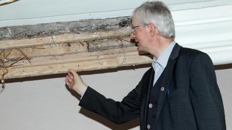 Pfarrer Josef Beyrer zeigt in der Kirche St. Martin in Breitenbrunn die aufgeschnittene Stuckleiste. Ein Fachmann hat sie untersucht.  	