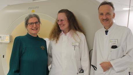  Waltraud Stähle-Bajic (links) erlitt am 22. Juli 2019 einen Schlaganfall. Im Kreisklinikum Mindelheim wurde ihr gut geholfen. Mit im CT-Raum sind Oberärztin Dr. Rosa Figl und Chefarzt Dr. Peter Steinbigler. 	