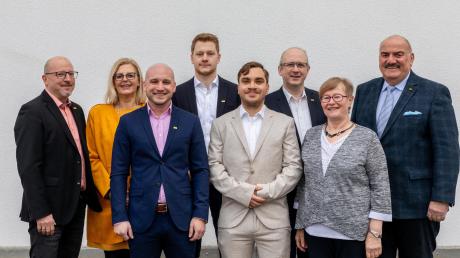 Die FDP tritt mit 51 Kandidaten bei der Kreistagswahl an. Das Bild zeigt (von links) Stephan Rosche, Alexandra Wiedemann, Mario Schaupp, Tom Luderer, Maik Hammermayer, Marcel Mundinar, Maria Rita Popp und Bernhard Mohr.  	