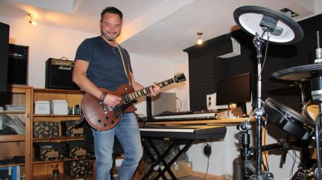 E-Gitarre, Klavier und Schlagzeug spielt Landratskandidat Daniel Pflügl in seinem Musikraum; früher trat er mit der Band „Sean O Concean“ auf. 